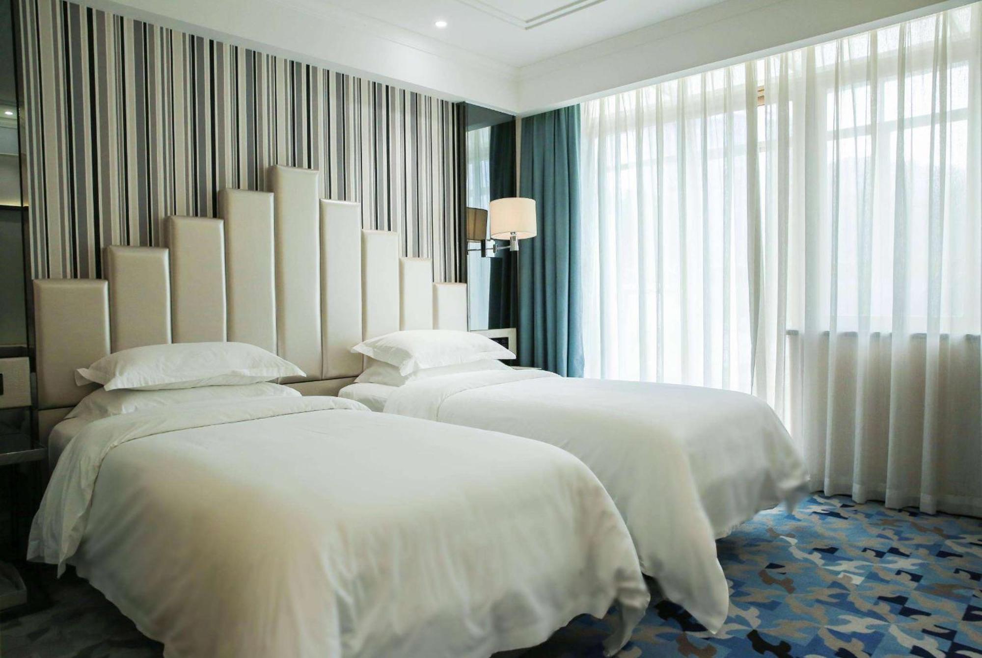 Готель Ramada Shenzhen Baoan Екстер'єр фото